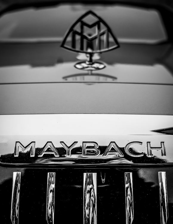 Znaczek na masce auta Mercedes-Maybach